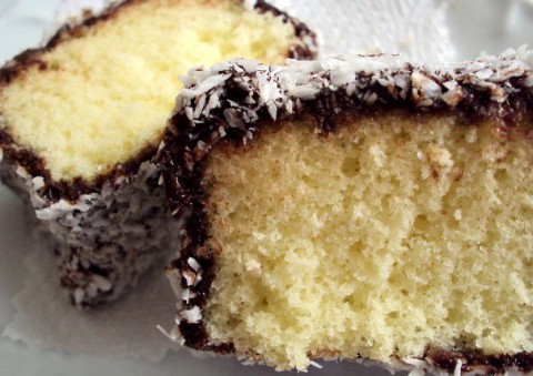 LAMINGTON CAKE